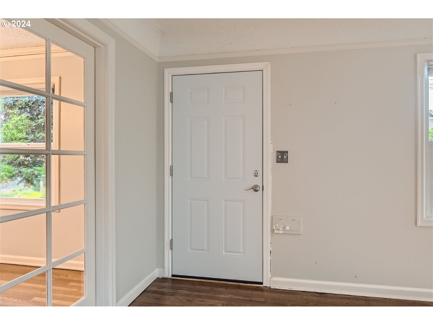 7058 N GREENWICH AVE