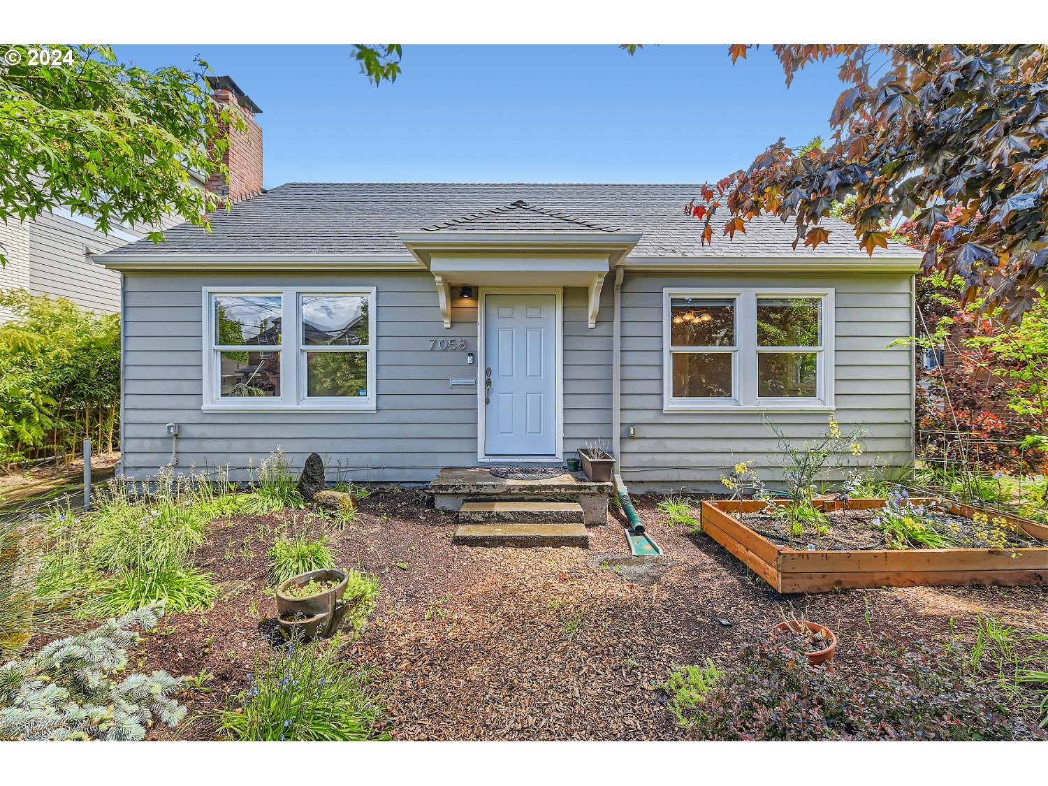 7058 N GREENWICH AVE
