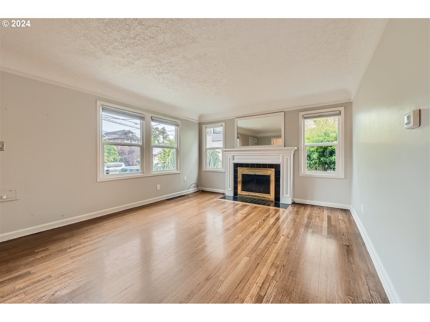 7058 N GREENWICH AVE