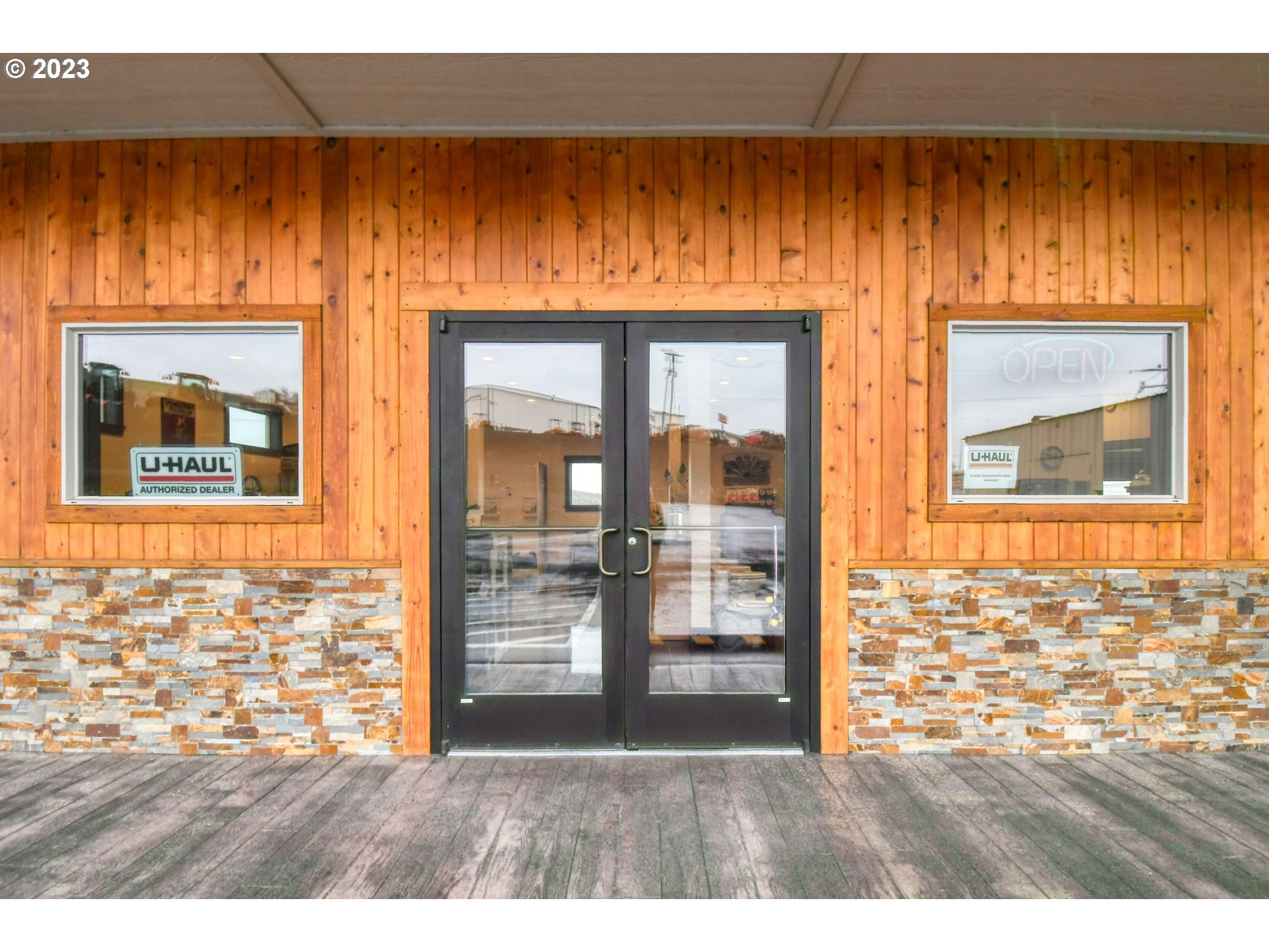 818 AIRPORT RD