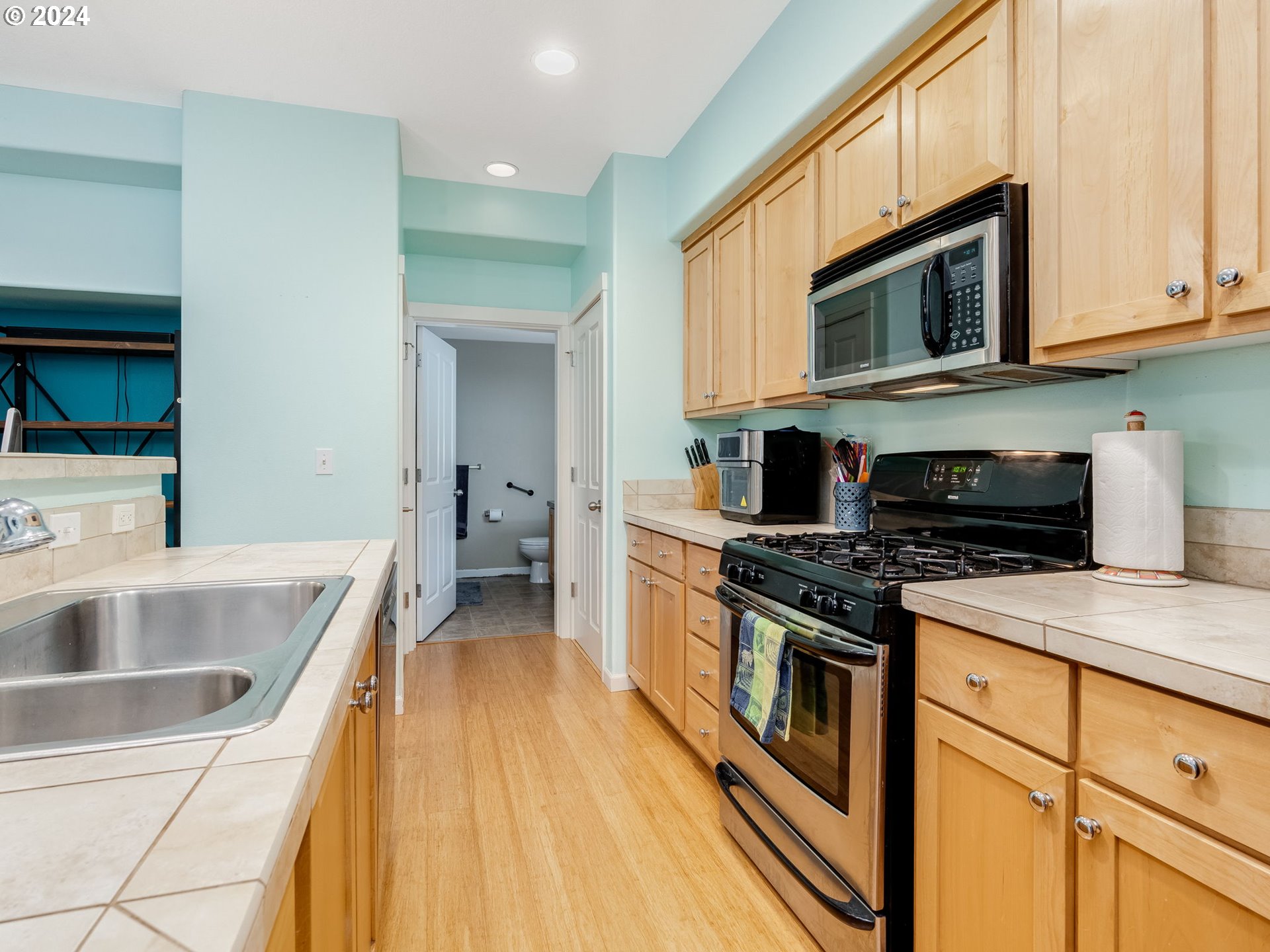 Hillsboro, Oregon 97006, United States, 2 Bedrooms Bedrooms, ,1 BathroomBathrooms,Residential,Pending,34529