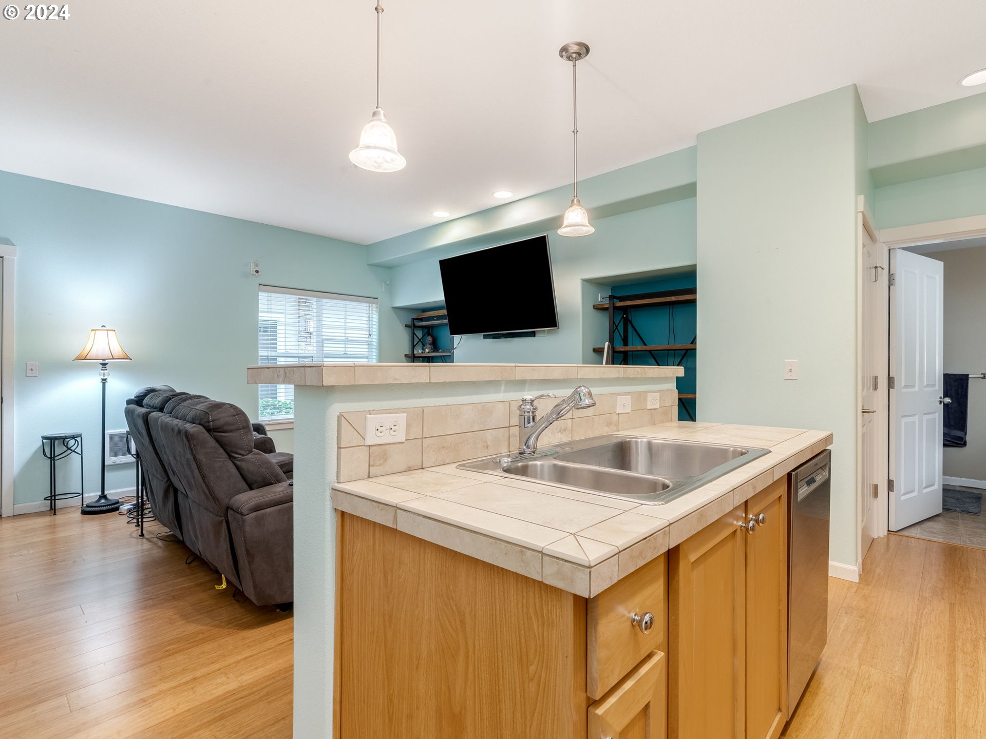 Hillsboro, Oregon 97006, United States, 2 Bedrooms Bedrooms, ,1 BathroomBathrooms,Residential,Pending,34529