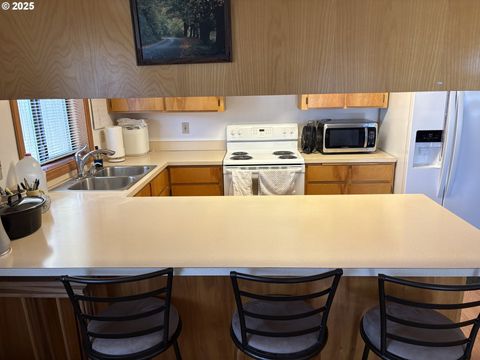Tiny photo for 521 S 7th St, Creswell, OR 97426 (MLS # 230269206)
