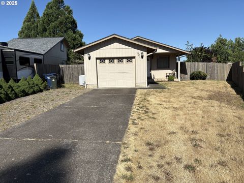Photo of 521 S 7th St, Creswell, OR 97426 (MLS # 230269206)