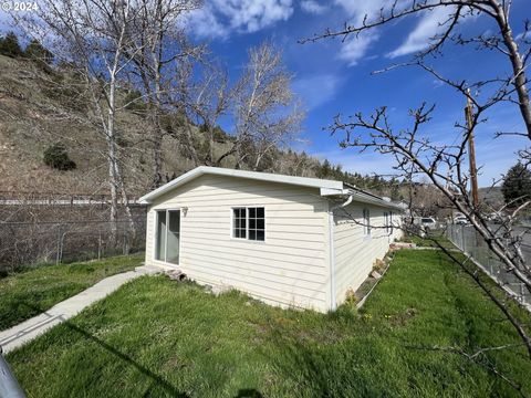 A home in John Day