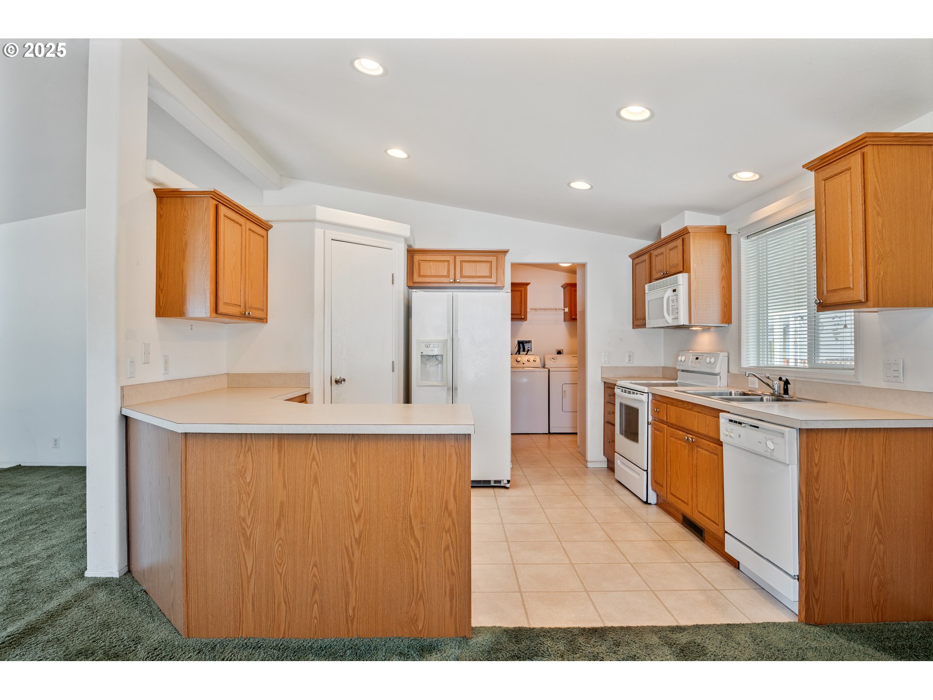 2392 KINGFISHER LN