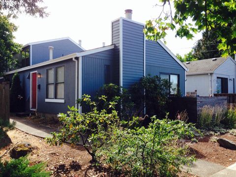 6822 SE WOODSTOCK BLVD Portland OR 97206