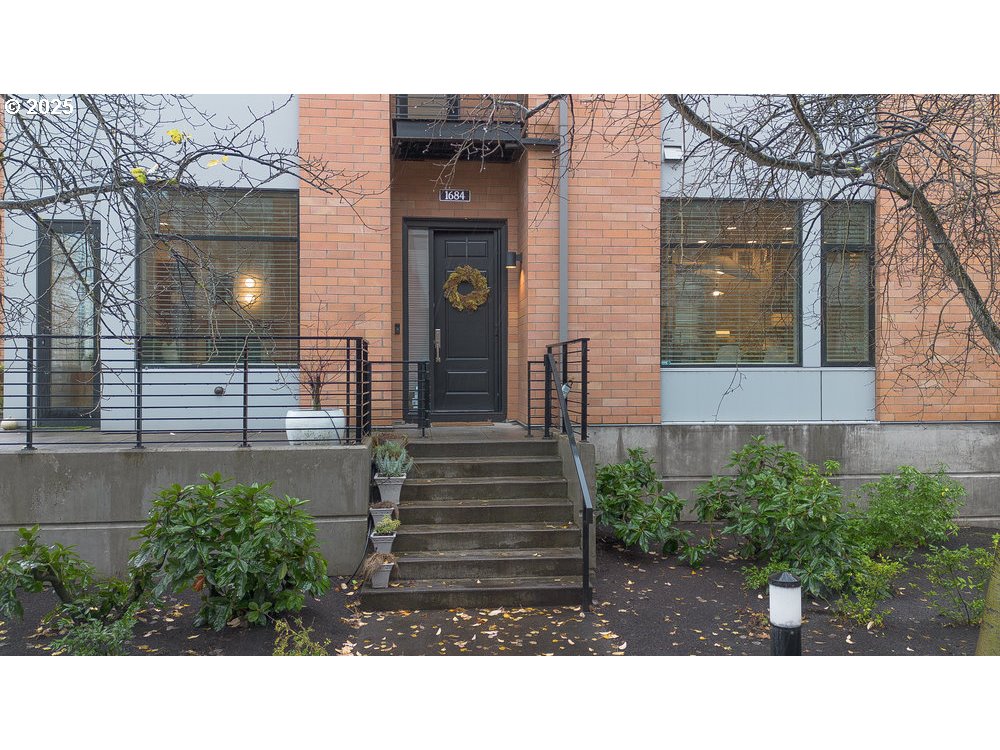 1684 NW RIVERSCAPE ST