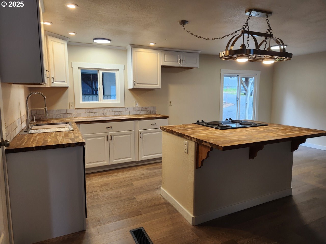 6310 N HIGHWAY 101 16