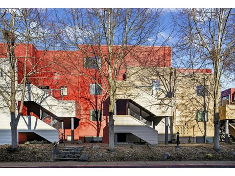 910 NW NAITO PKWY i18 Portland OR 97209