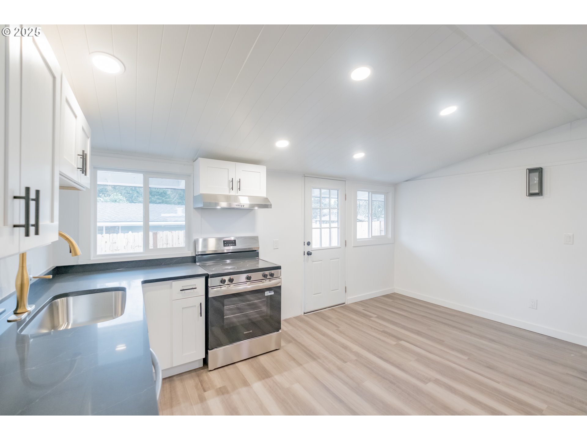 Salem, Oregon 97302, United States, 3 Bedrooms Bedrooms, ,2 BathroomsBathrooms,Residential,Active,255553