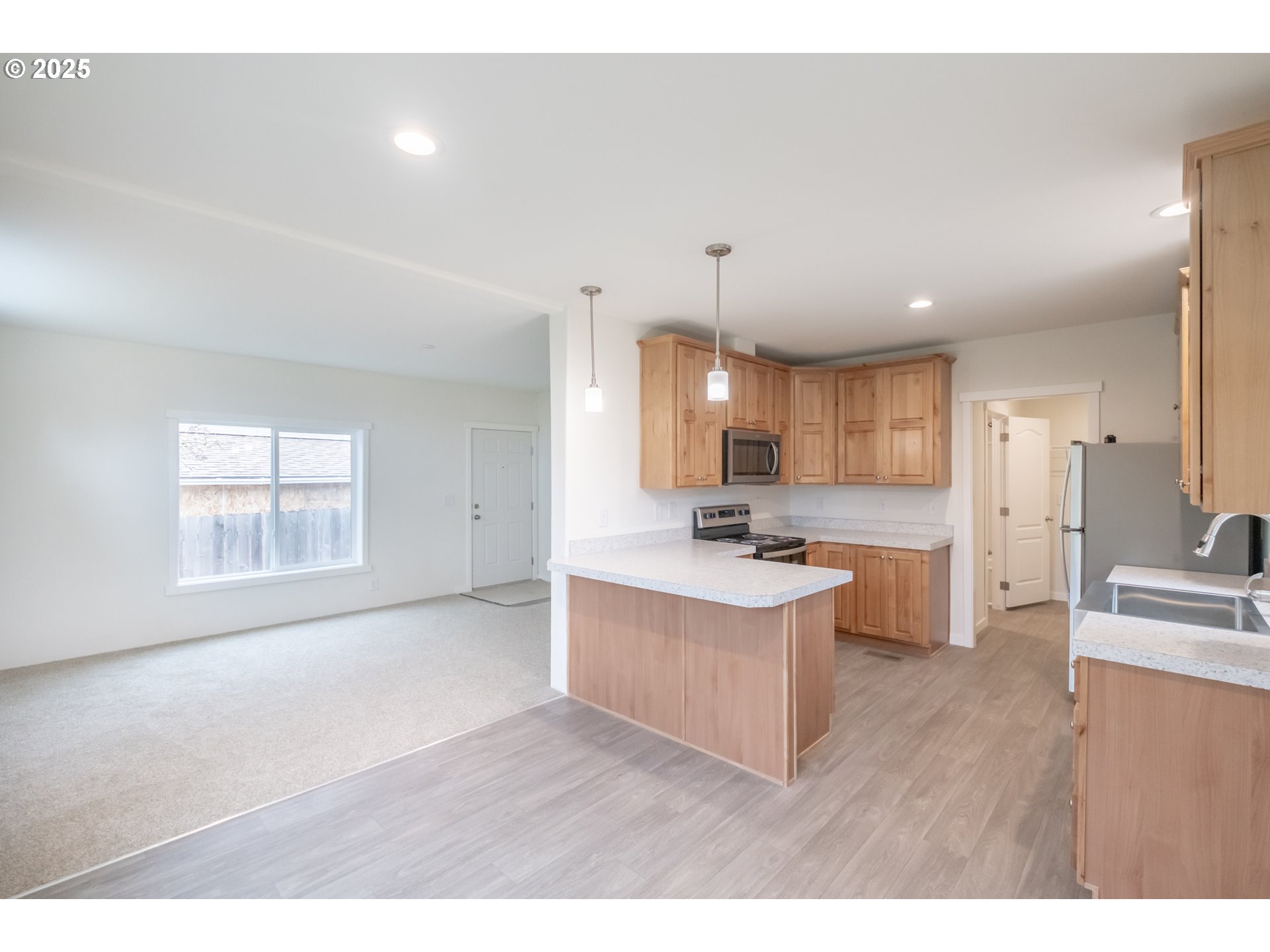 Salem, Oregon 97305, United States, 3 Bedrooms Bedrooms, ,2 BathroomsBathrooms,Residential,Active,229986