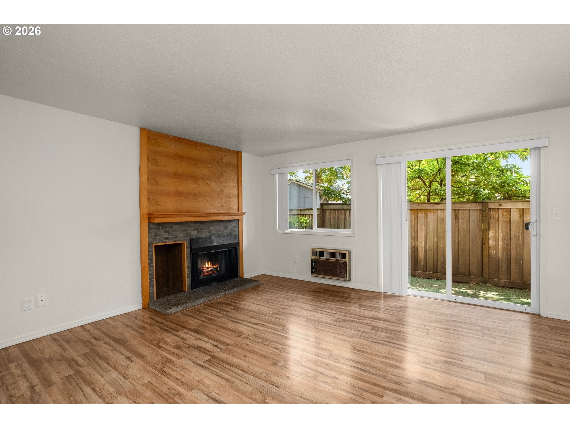 3930 LAKE GROVE AVE C1