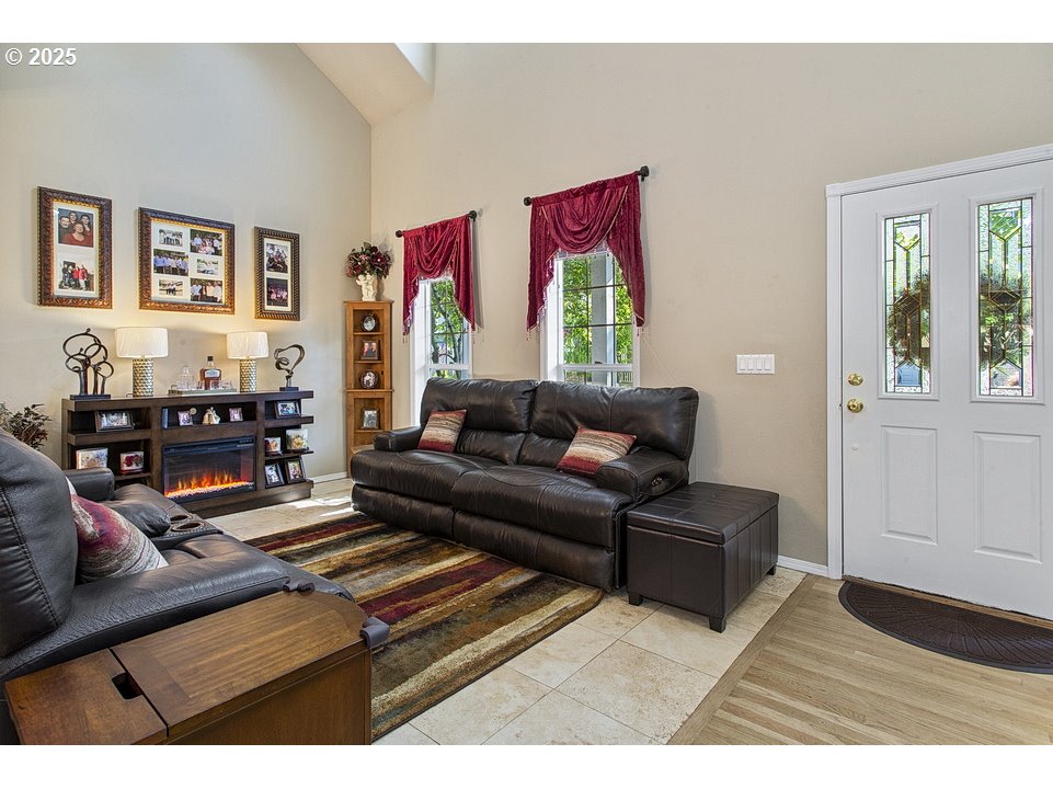 2619 NE CHARLOIS DR