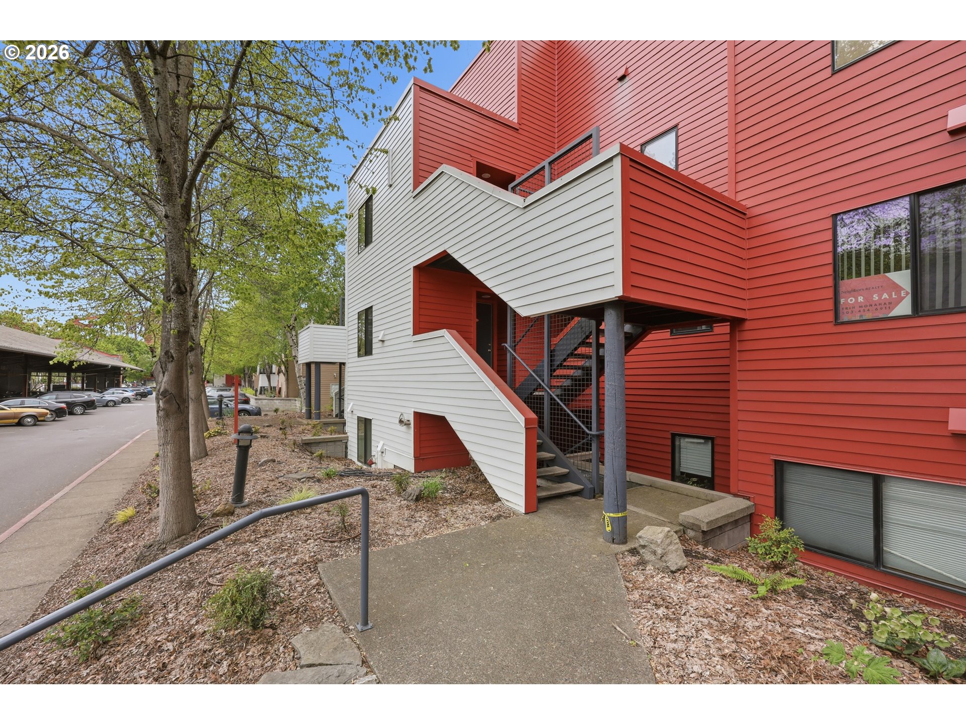 910 NW NAITO PKWY NW I-12