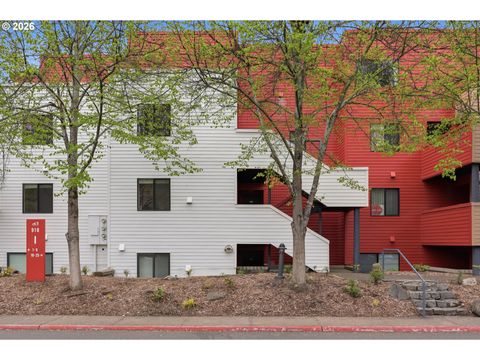 910 NW NAITO PKWY NW I-12 Portland OR 97209