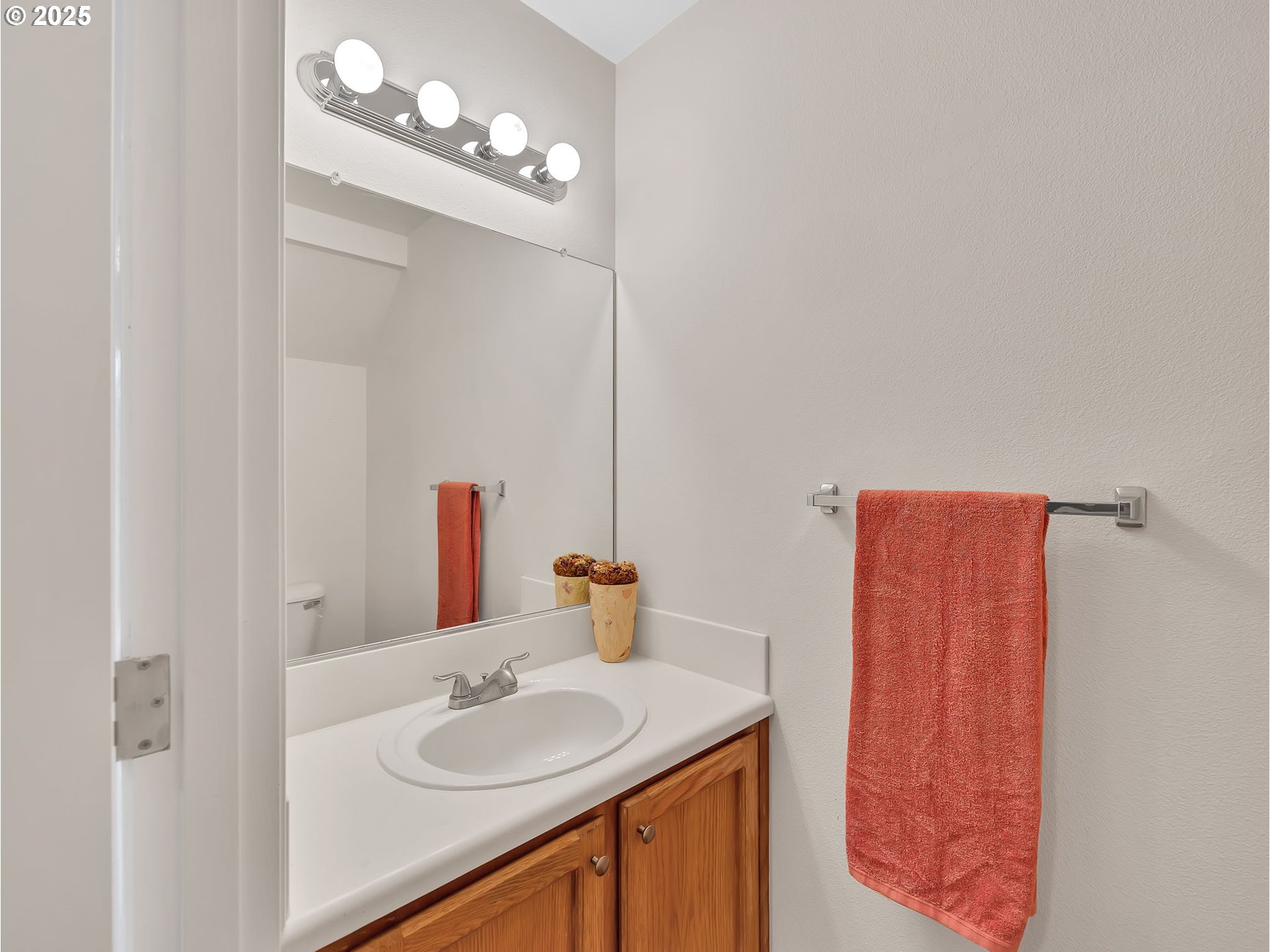 Portland, Oregon 97202, United States, 2 Bedrooms Bedrooms, ,3 BathroomsBathrooms,Residential,Active,235368