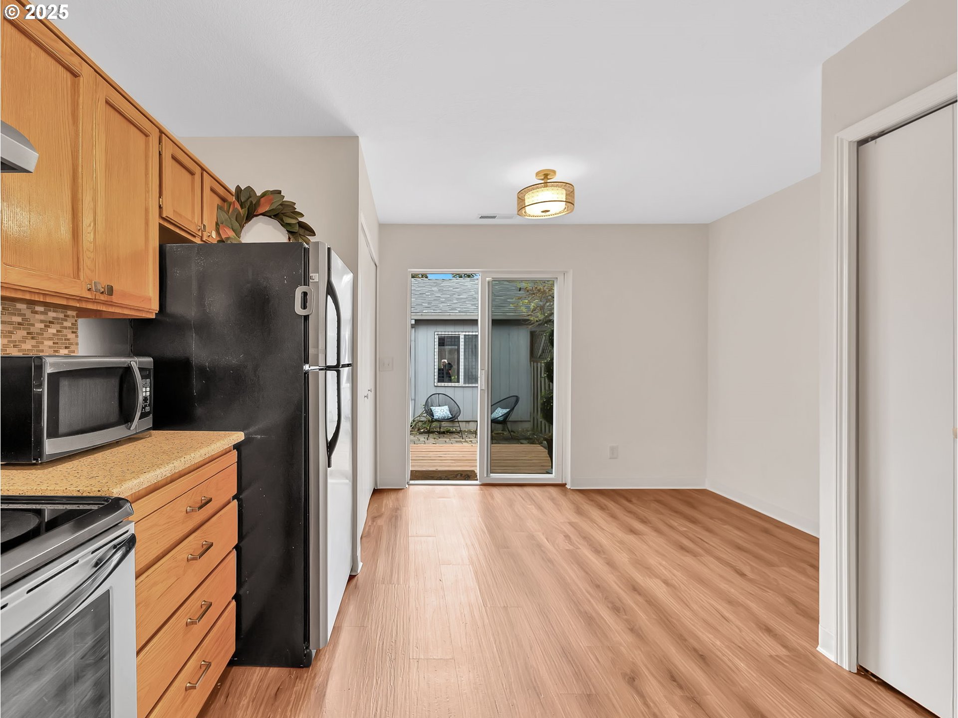 Portland, Oregon 97202, United States, 2 Bedrooms Bedrooms, ,3 BathroomsBathrooms,Residential,Active,235368