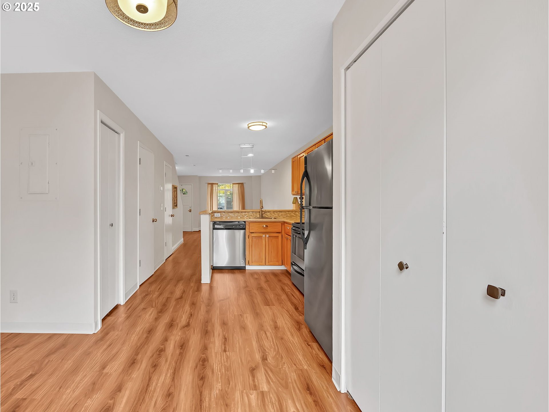 Portland, Oregon 97202, United States, 2 Bedrooms Bedrooms, ,3 BathroomsBathrooms,Residential,Active,235368