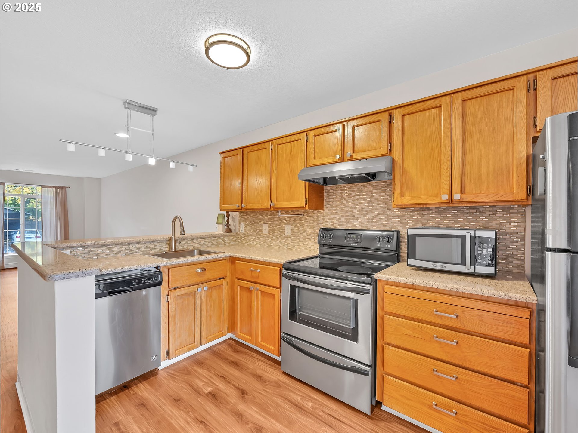 Portland, Oregon 97202, United States, 2 Bedrooms Bedrooms, ,3 BathroomsBathrooms,Residential,Active,235368