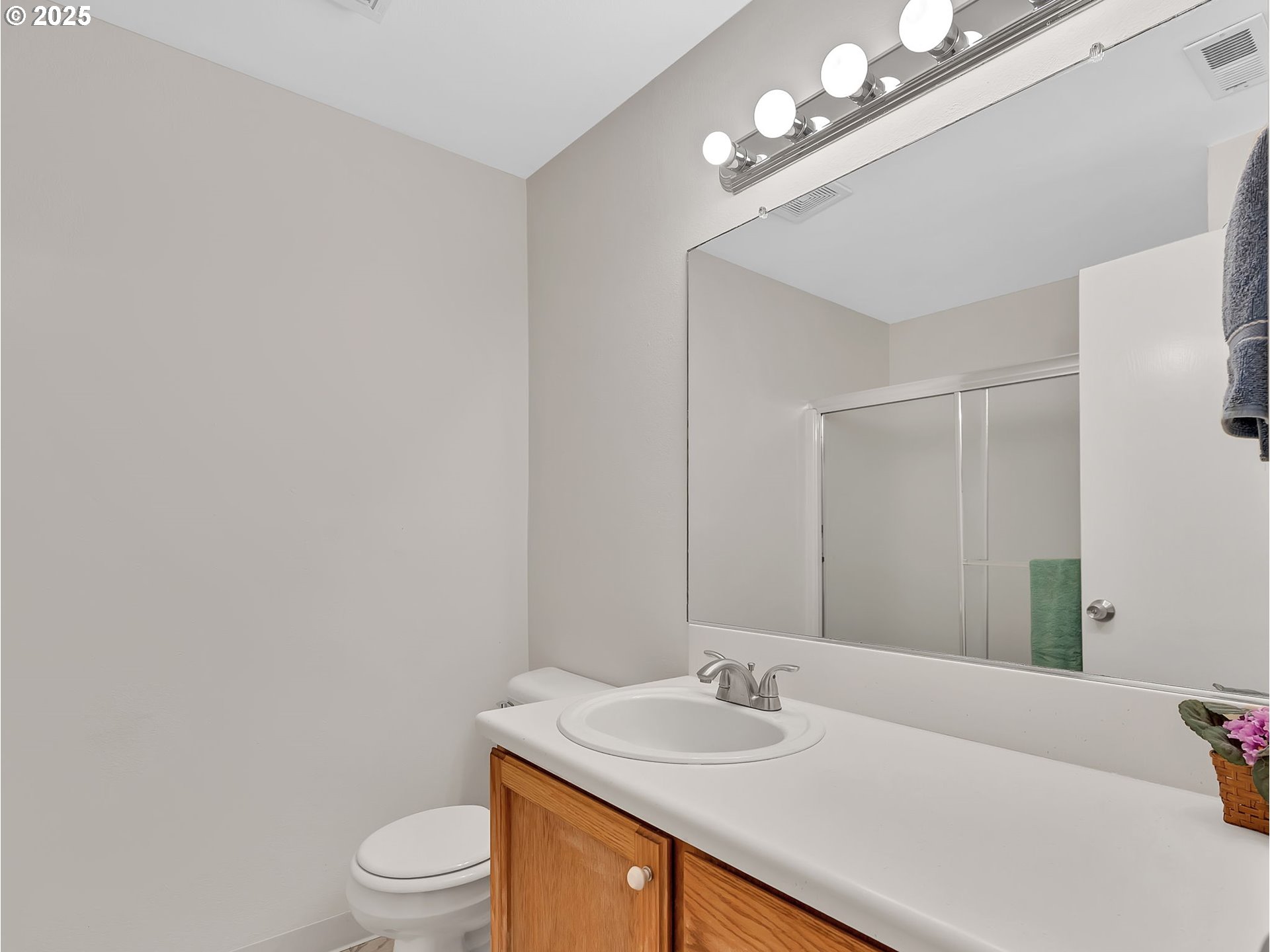 Portland, Oregon 97202, United States, 2 Bedrooms Bedrooms, ,3 BathroomsBathrooms,Residential,Active,235368