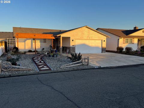 698 S CASCADE DR Woodburn OR 97071