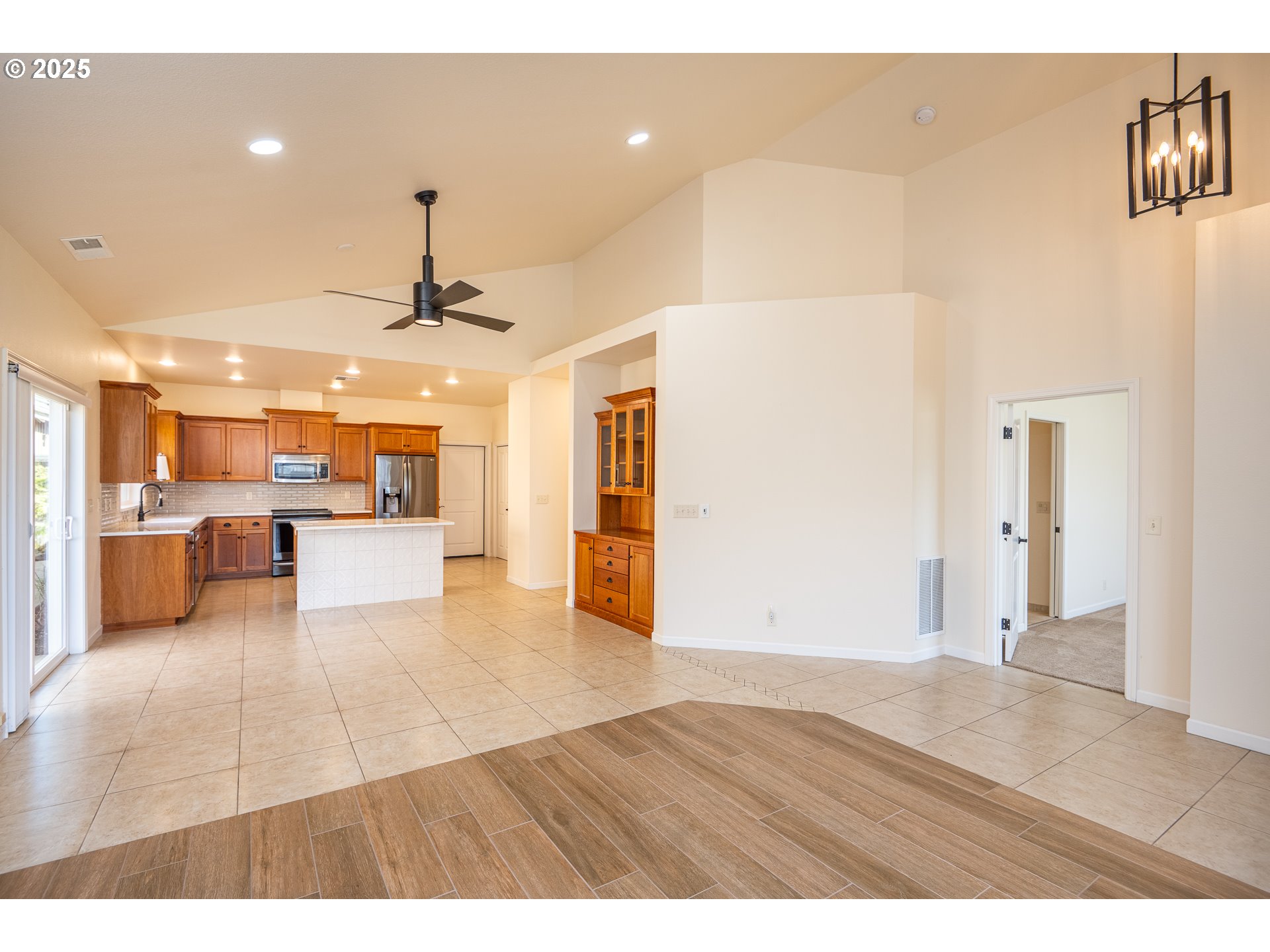 2039 LAKE SHORE DR