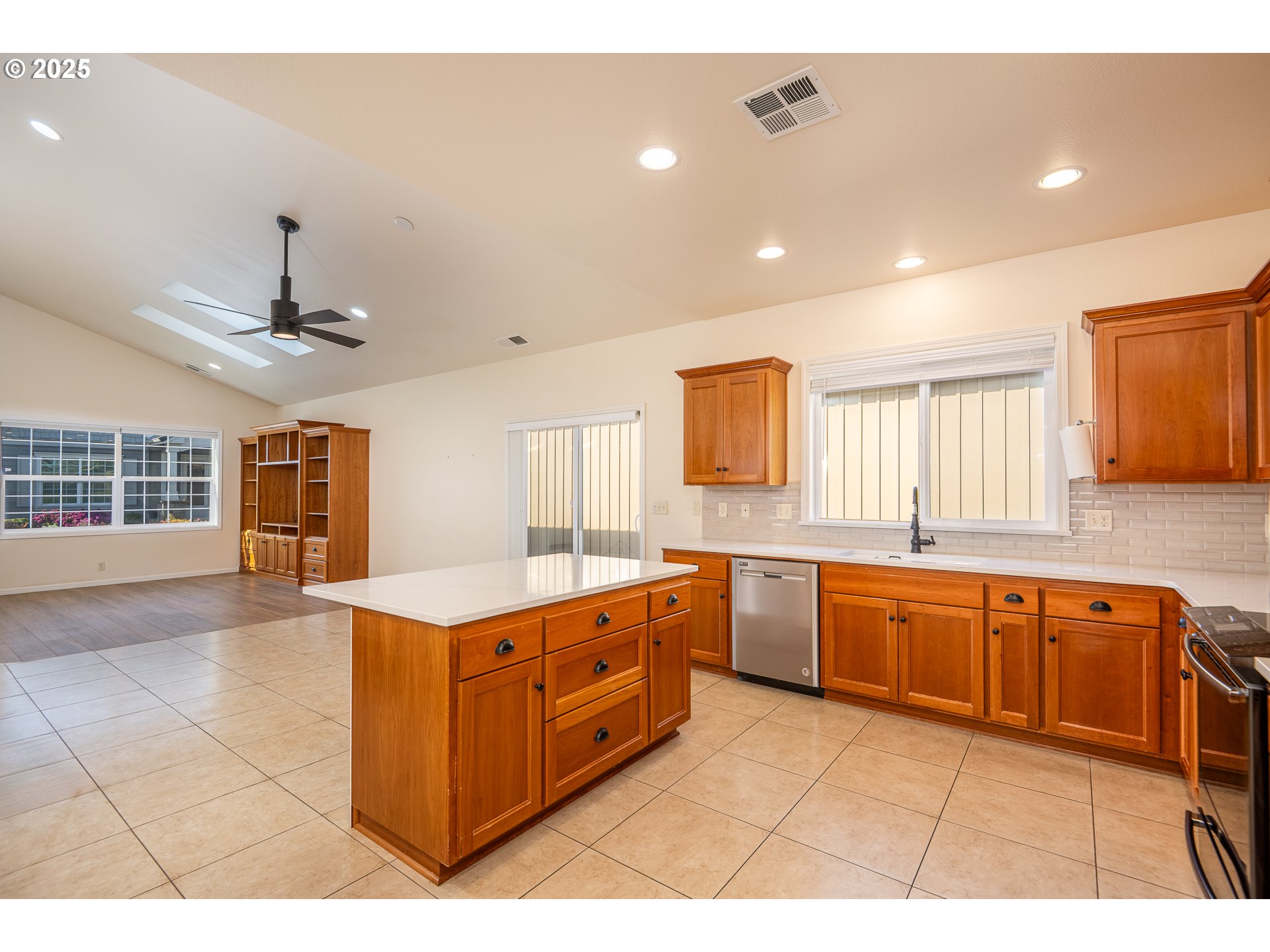 2039 LAKE SHORE DR