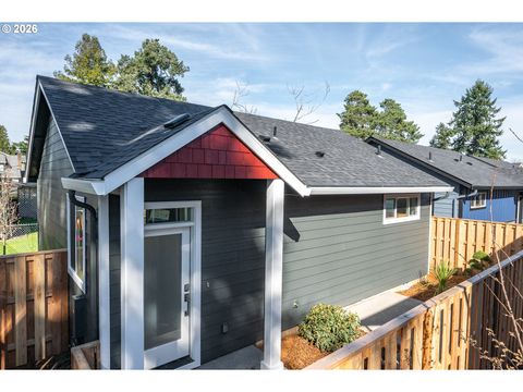 6215 SE Knapp ST B Portland OR 97206