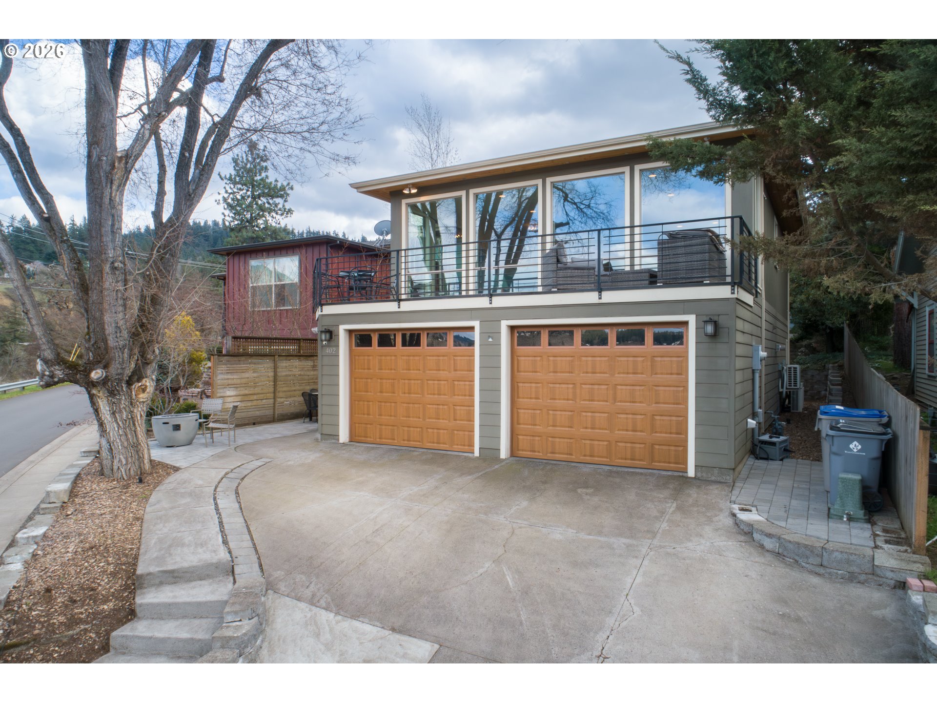 402 Bluff RD