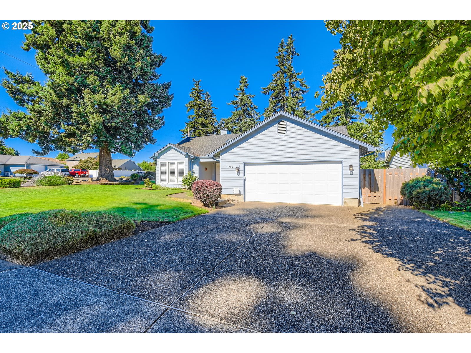 1725 N LAURELWOOD LOOP