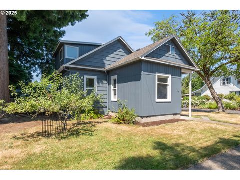 Photo of 1139 NW Yamhill St, McMinnville, OR 97128 (MLS # 508317064)