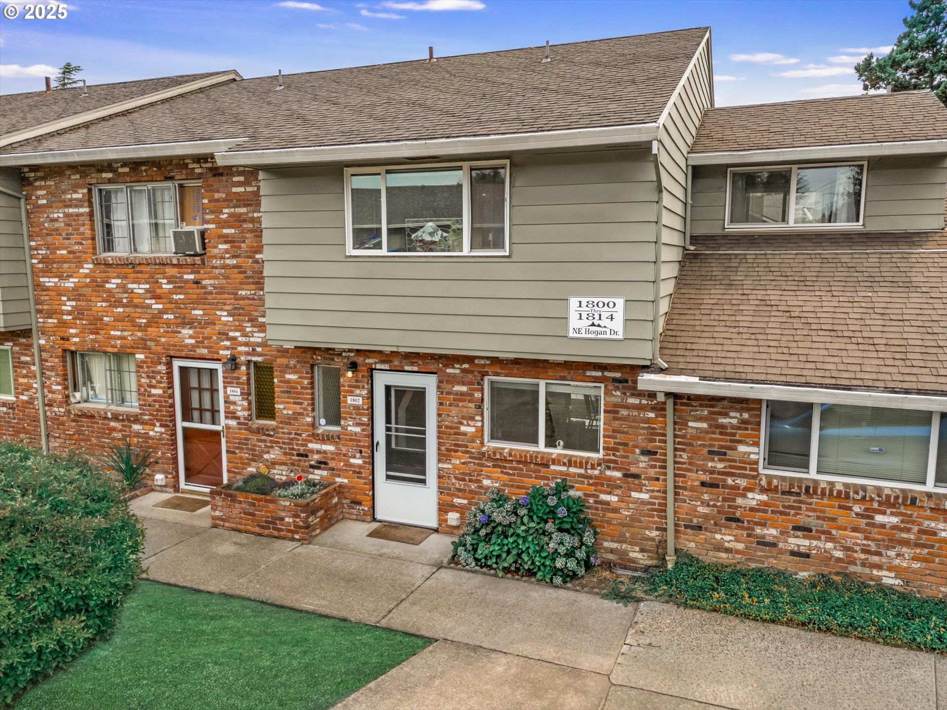 Photo 1 of 28 — 1802 NE HOGAN DR, Gresham, OR 97030
