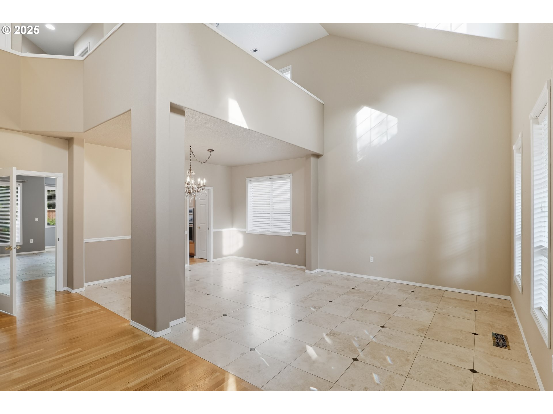 2619 NE CHARLOIS DR
