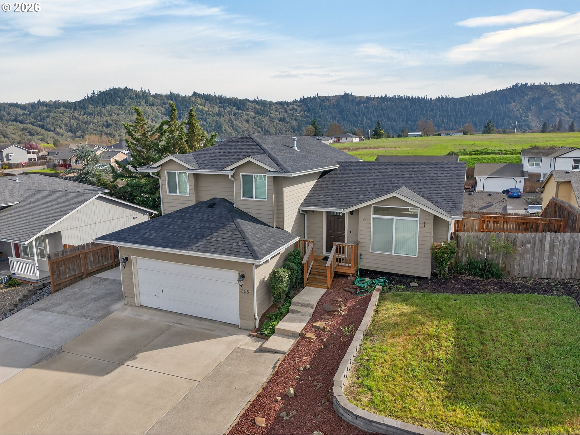 209 NE ROSE RIDGE DR