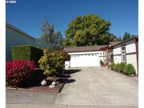 A home in Canyonville