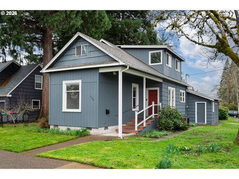 Photo of 1139 NW Yamhill St, McMinnville, OR 97128 (MLS # 261793484)