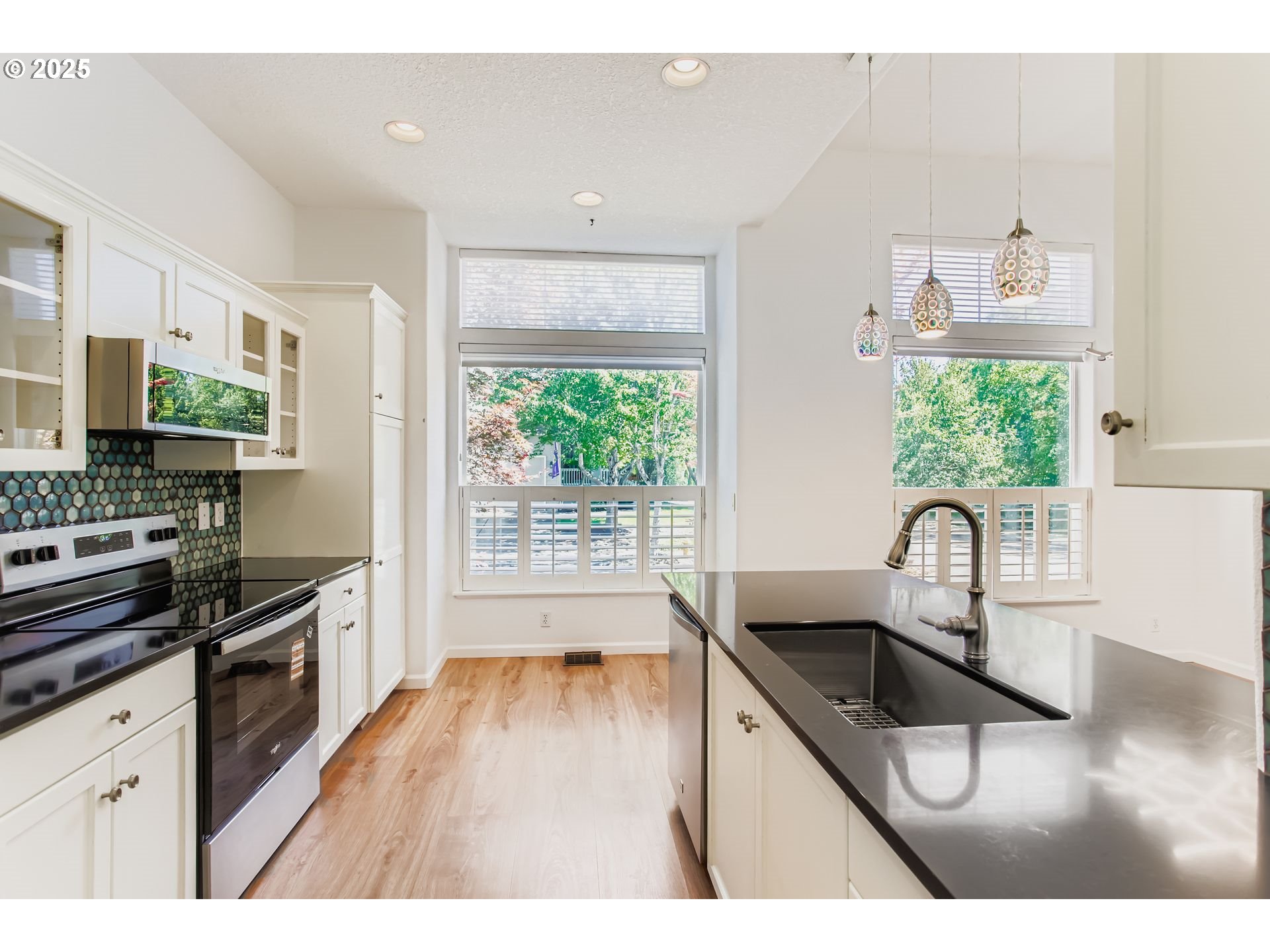 Portland, Oregon 97229, United States, 2 Bedrooms Bedrooms, ,3 BathroomsBathrooms,Residential,Active,190771