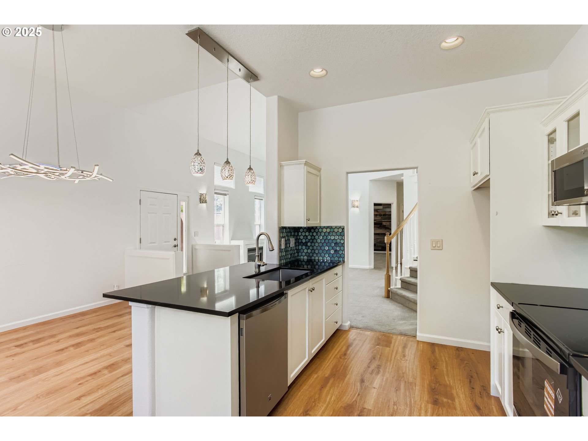 Portland, Oregon 97229, United States, 2 Bedrooms Bedrooms, ,3 BathroomsBathrooms,Residential,Active,190771