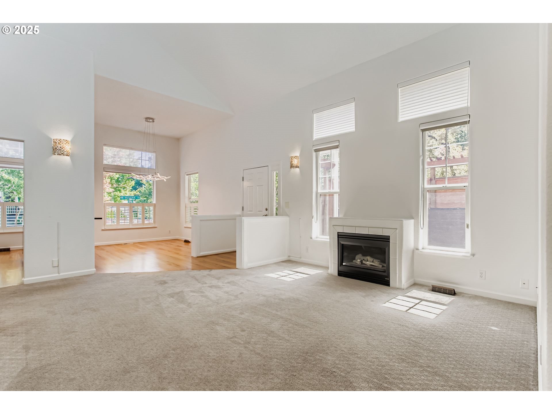 Portland, Oregon 97229, United States, 2 Bedrooms Bedrooms, ,3 BathroomsBathrooms,Residential,Active,190771