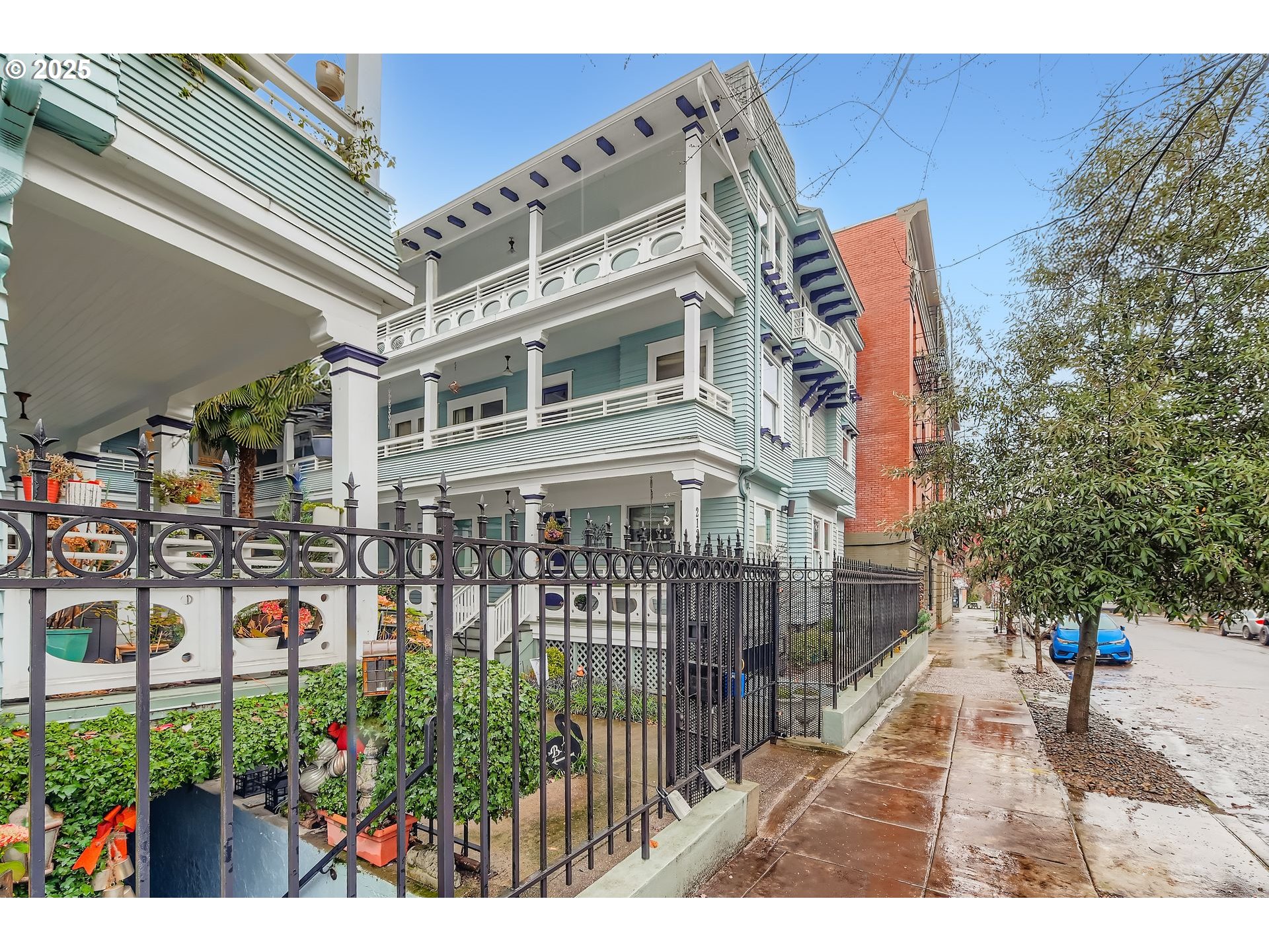 2127 NW IRVING ST 202