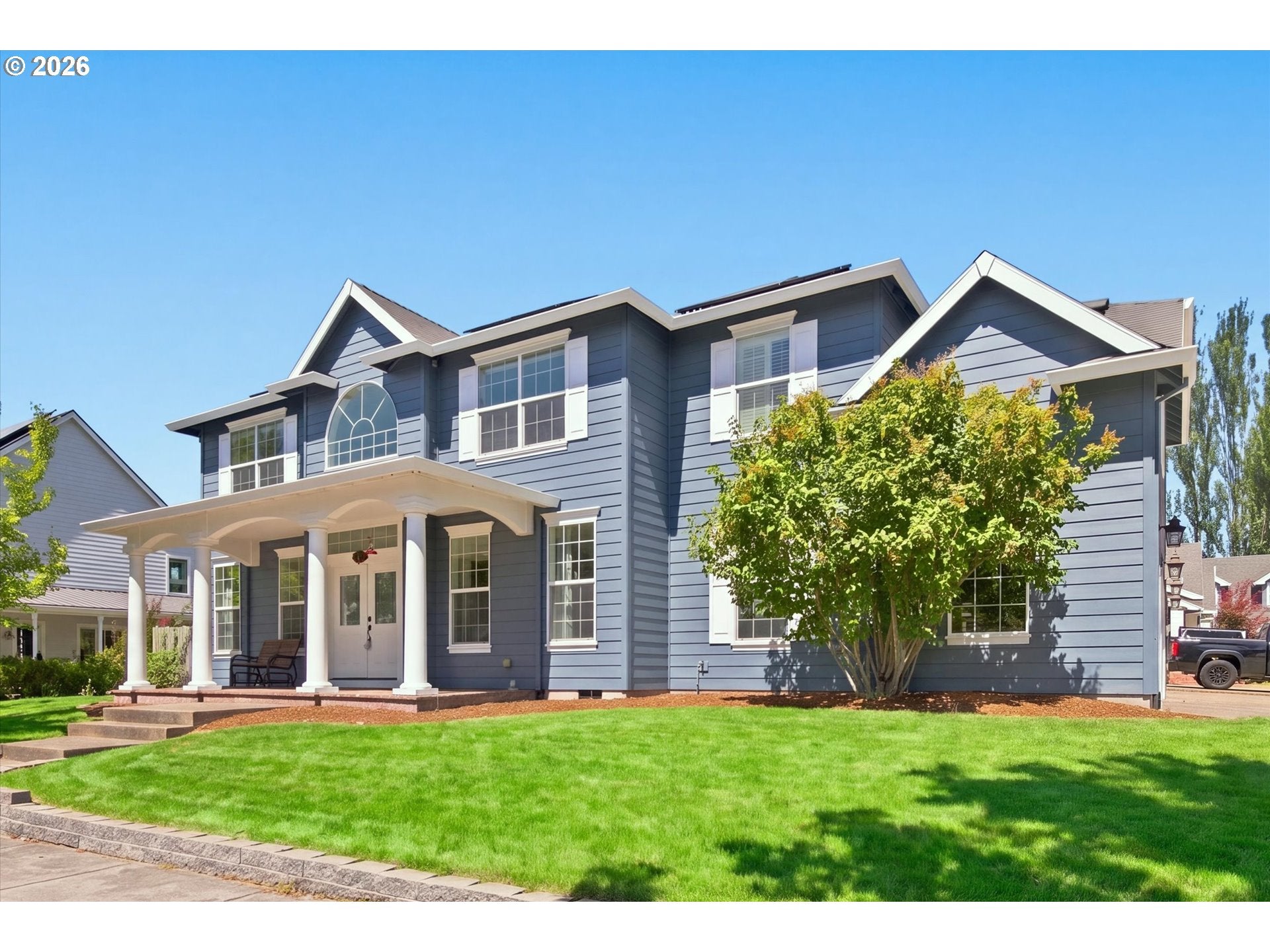 211 W HAZELNUT DR
