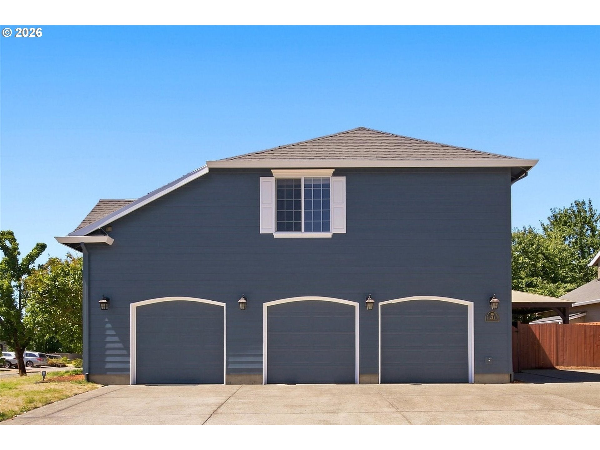 211 W HAZELNUT DR