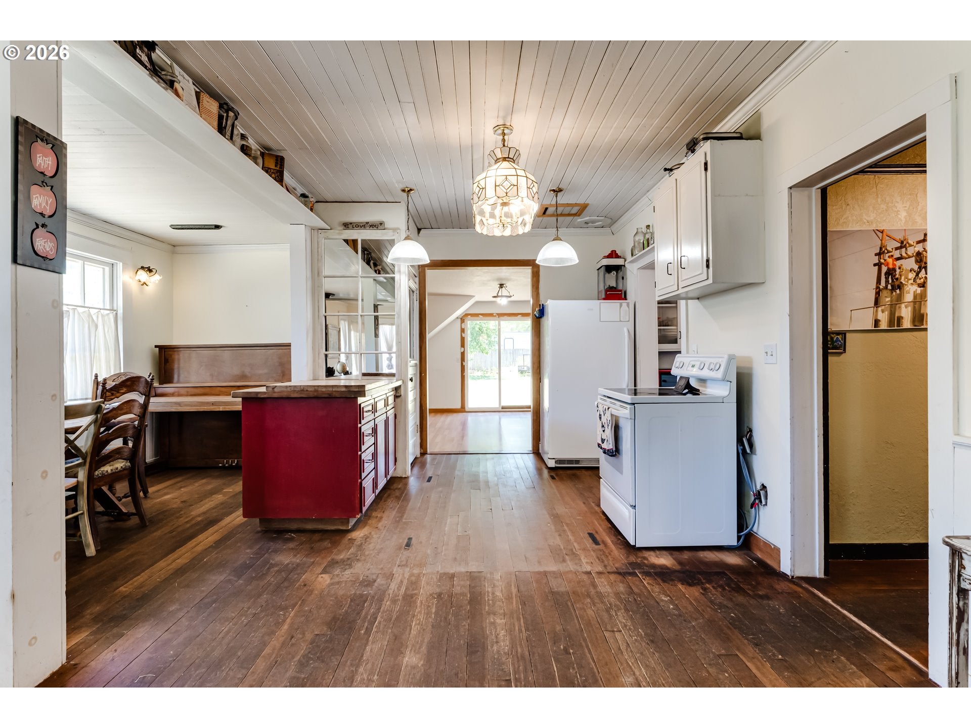 220 E MAIN ST