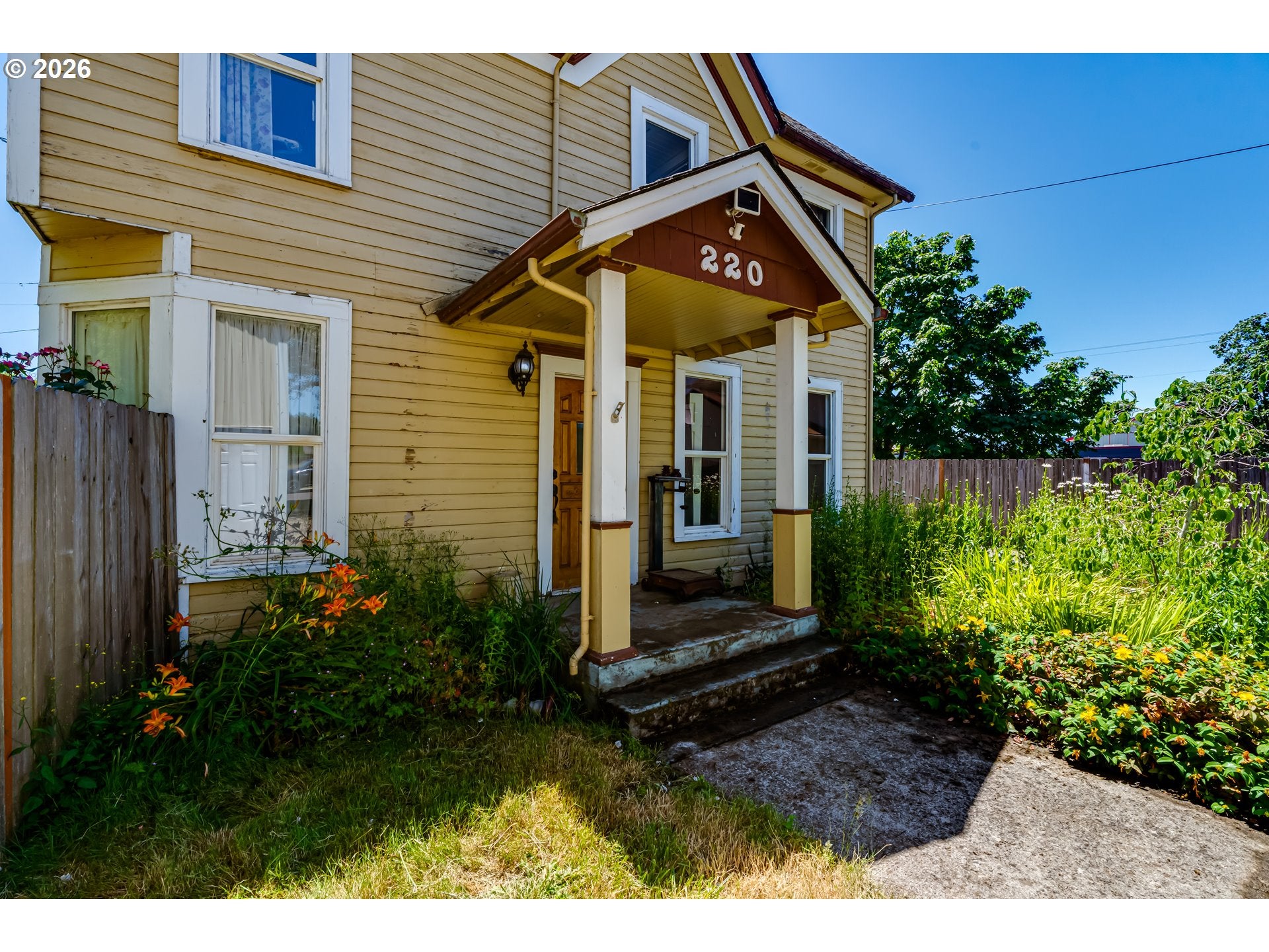 220 E MAIN ST