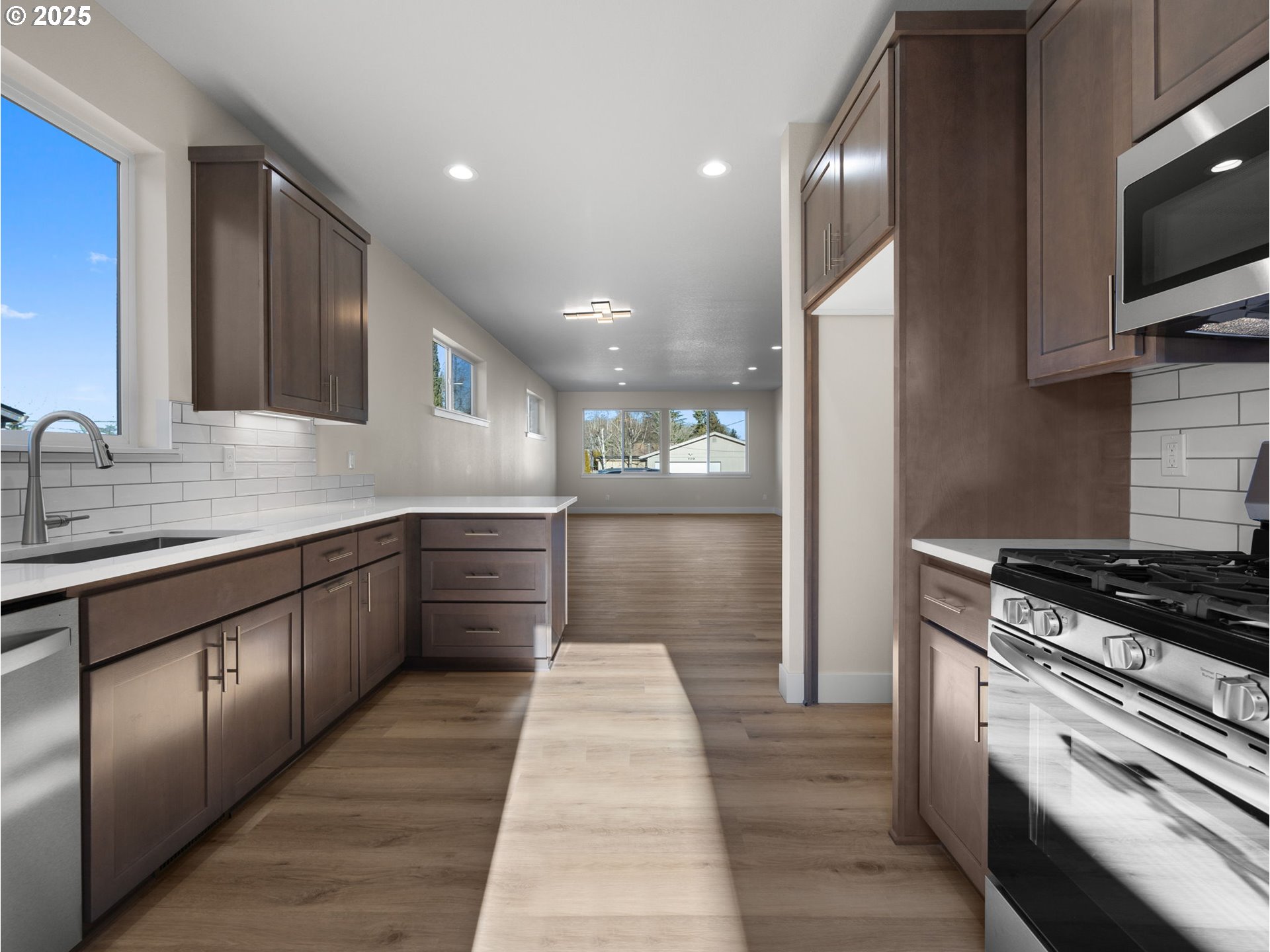 Molalla, Oregon 97038, United States, 3 Bedrooms Bedrooms, ,3 BathroomsBathrooms,Residential,Pending,13103