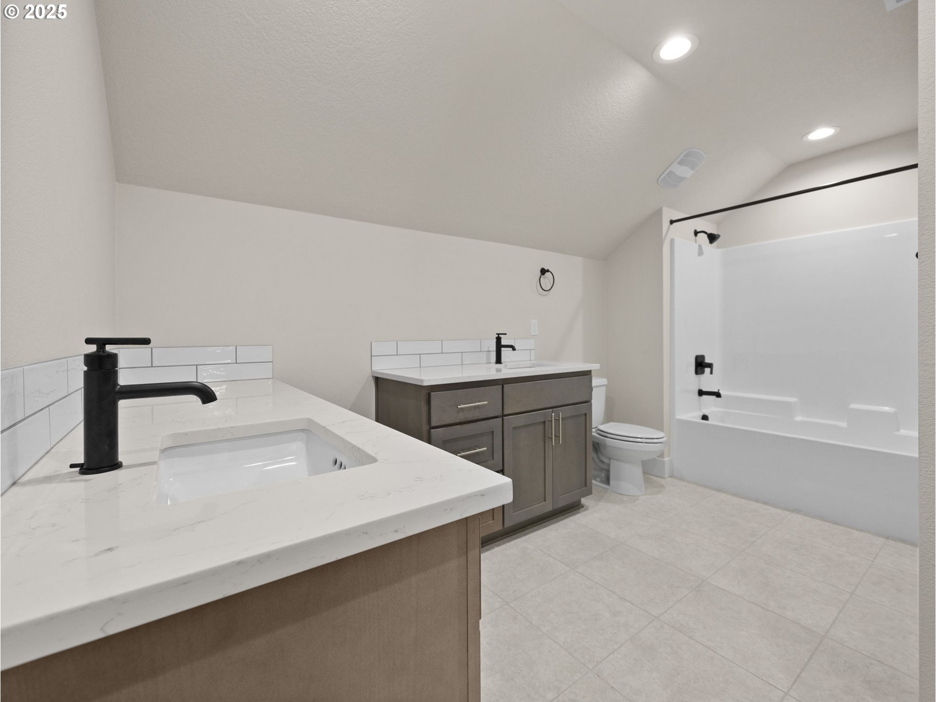 Molalla, Oregon 97038, United States, 3 Bedrooms Bedrooms, ,3 BathroomsBathrooms,Residential,Pending,13103