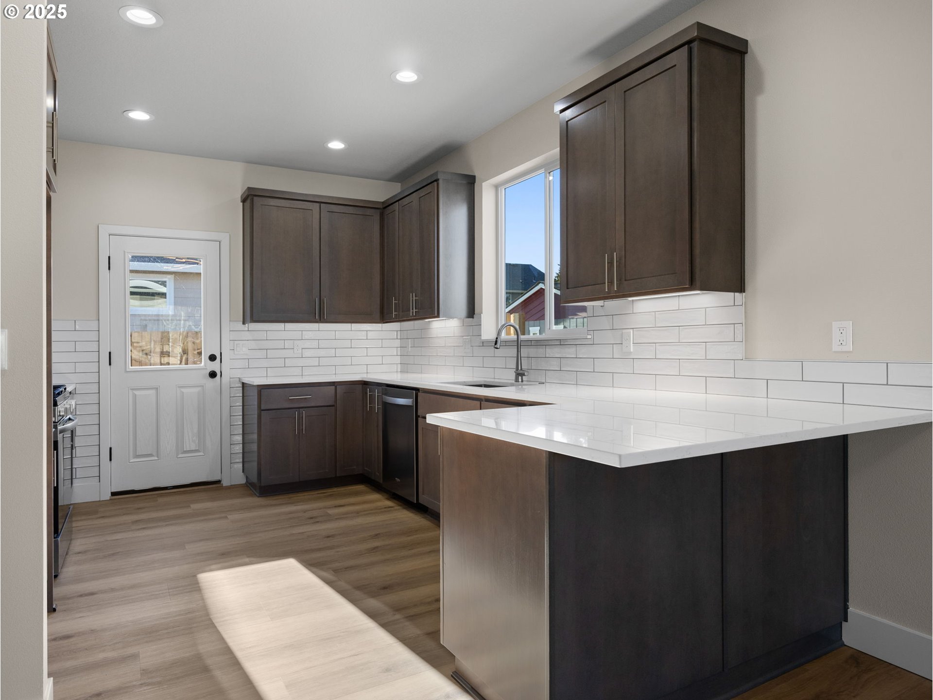 Molalla, Oregon 97038, United States, 3 Bedrooms Bedrooms, ,3 BathroomsBathrooms,Residential,Pending,13103