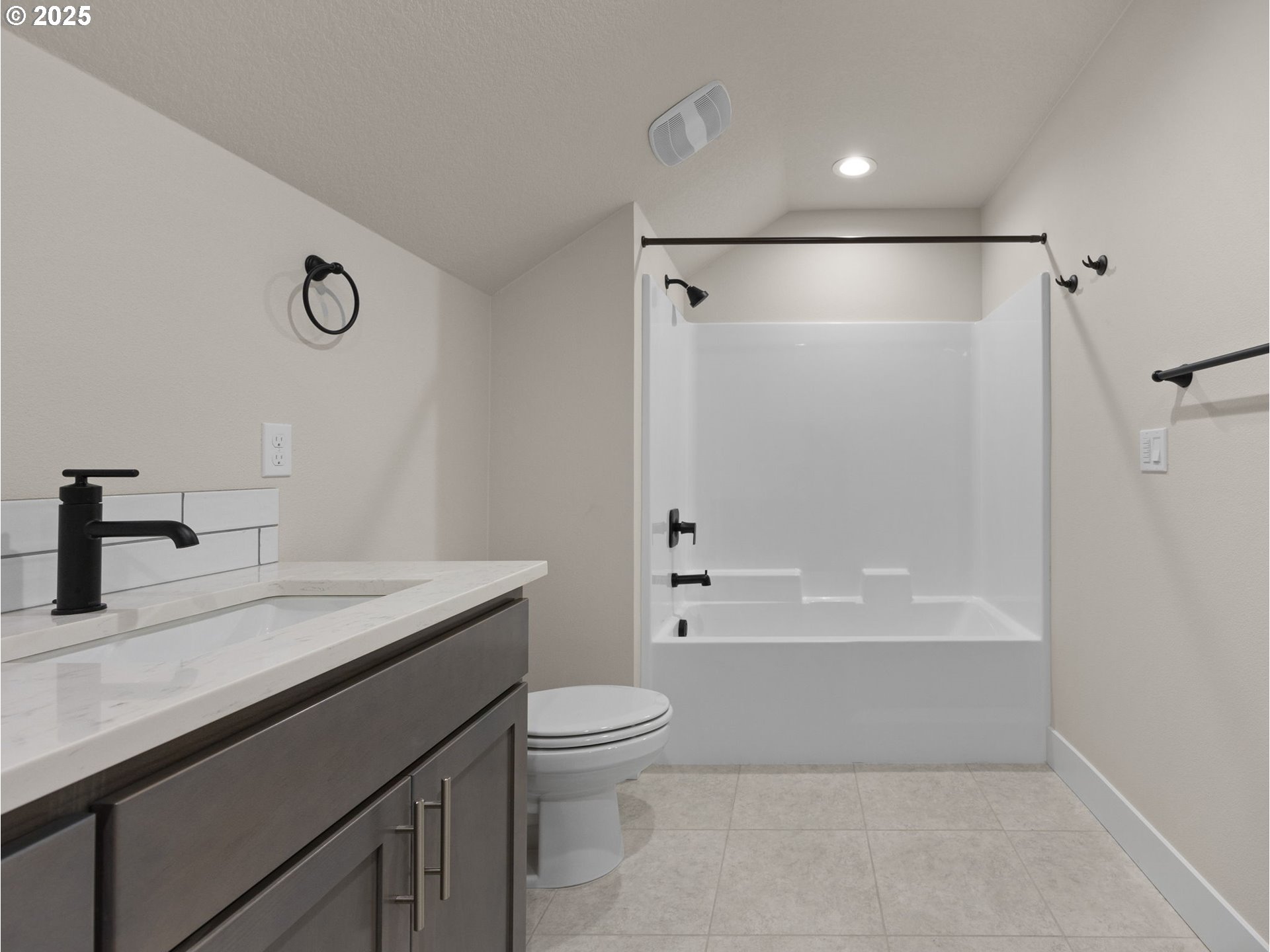 Molalla, Oregon 97038, United States, 3 Bedrooms Bedrooms, ,3 BathroomsBathrooms,Residential,Pending,13103