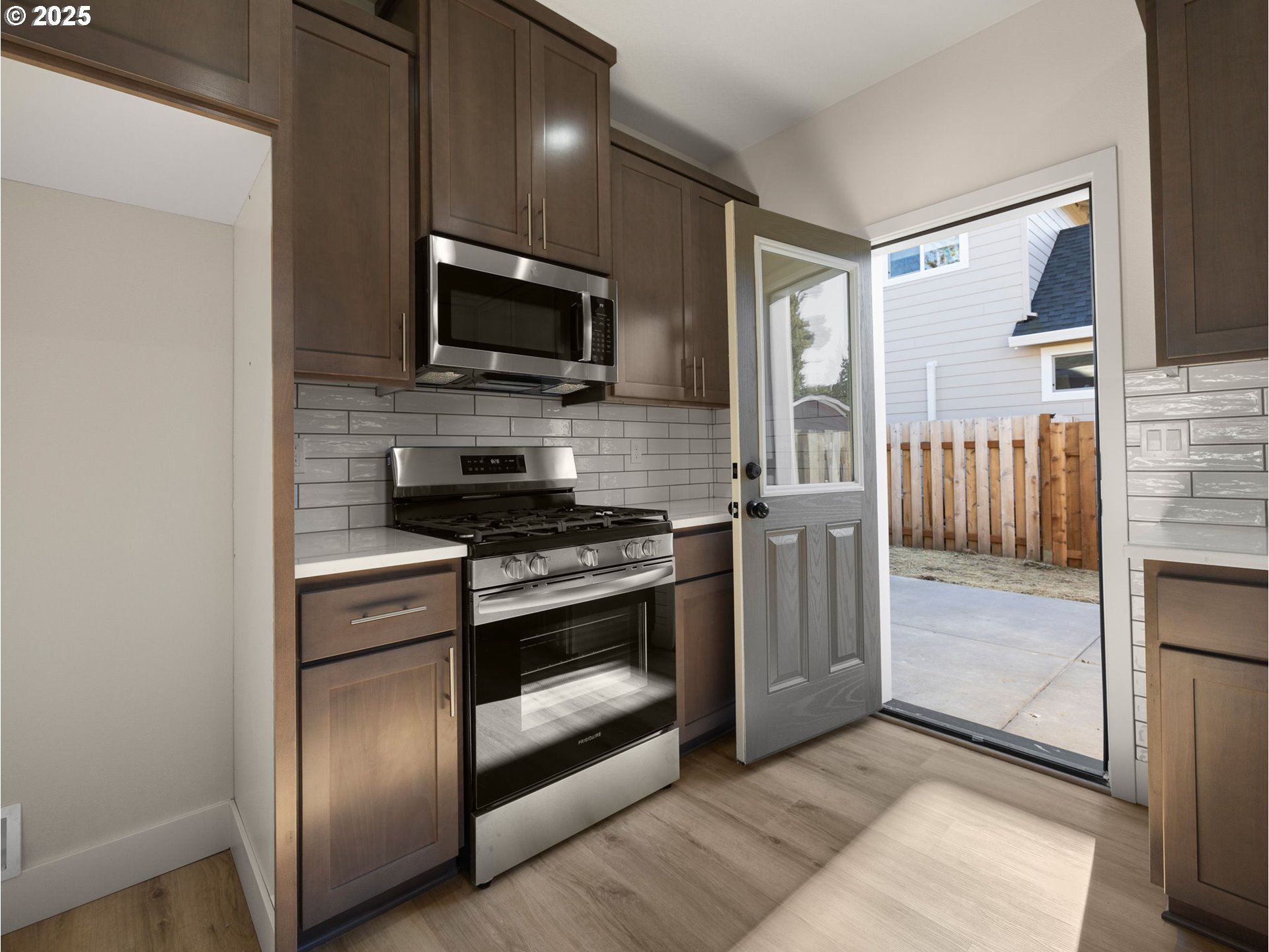 Molalla, Oregon 97038, United States, 3 Bedrooms Bedrooms, ,3 BathroomsBathrooms,Residential,Pending,13103